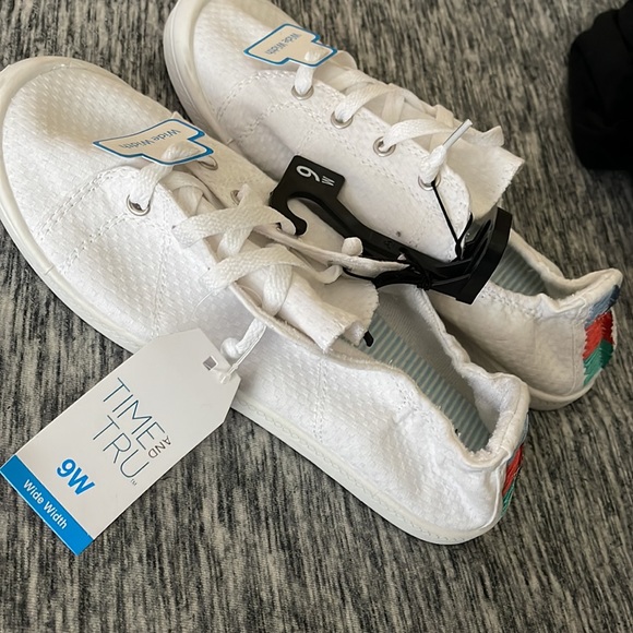 Shoes - Picture 2 of 4